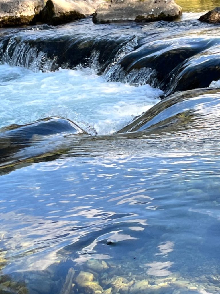 fluss-natur-bewegung-go-beyond-retreat.jpg Im Fluss bleiben – Bewegung und Achtsamkeit im Retreat