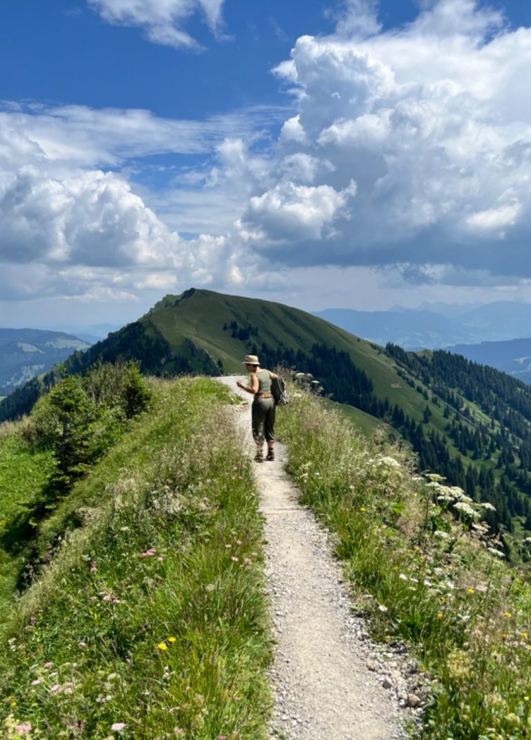 go-beyond-retreat-oberstaufen-hochgrat.jpg Führungskräfte-Retreat im Allgäu – Person auf dem Hochgrat-Weg mit Weitblick, Go Beyond Retreat Oberstaufen