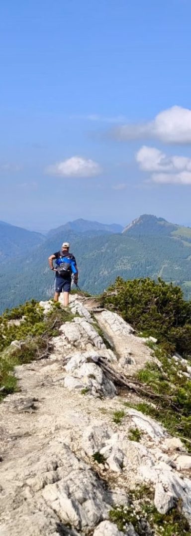 go-beyond-retreat-hochgrat-oberstaufen-fuehrung.jpg Person auf Bergkamm am Hochgrat mit Panoramablick – Sinnbild für Führung, Balance und Perspektive im Go Beyond Retreat Oberstaufen